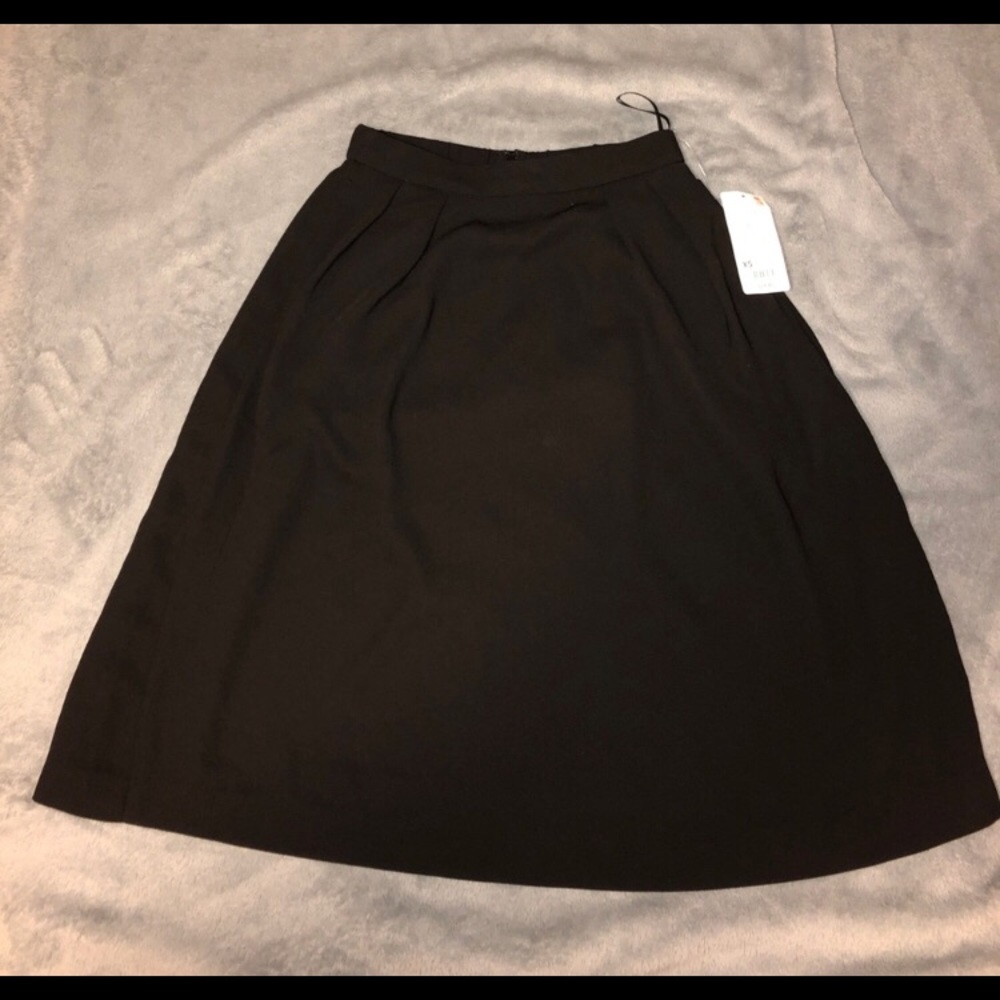 Uniqlo High Waist Crepe Tucked Skirt